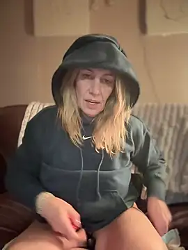 Snapshot of blondebitch2 chatting on February 8, 1:00 am blondebitch2 online show from February 8, 1:00 am