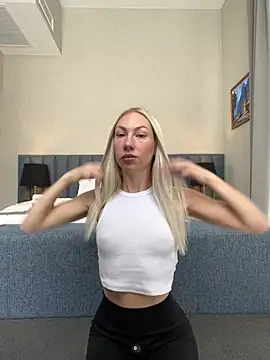 LuisaBecker online show from December 24, 9:50 am