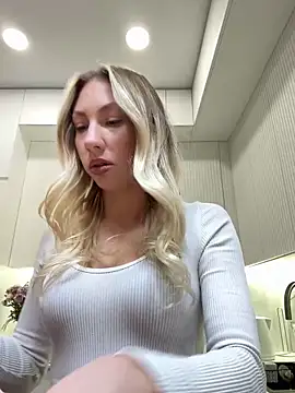 LuisaBecker online show from December 15, 1:59 pm