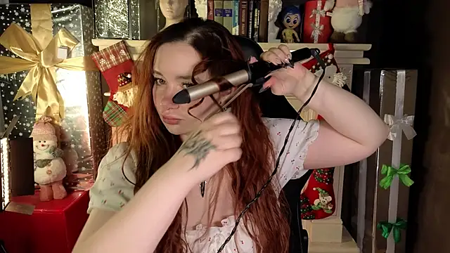 Snapshot of carolina_elf chatting on December 24, 5:27 am carolina elf online show from December 24, 5:27 am