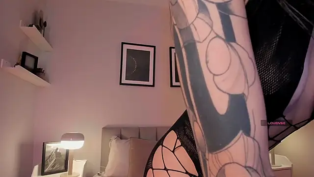 Violetta Nur online show from April 16, 8:20 pm