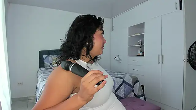 Snapshot of ema_saenz chatting on April 11, 8:02 pm ema saenz online show from April 11, 8:02 pm