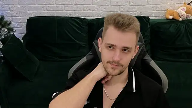 Snapshot of Larstar01 chatting on December 4, 4:21 am Larstar01 online show from December 4, 4:21 am