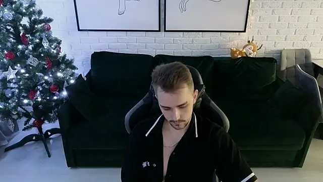 Snapshot of Larstar01 chatting on December 5, 12:30 am Larstar01 online show from December 5, 12:30 am