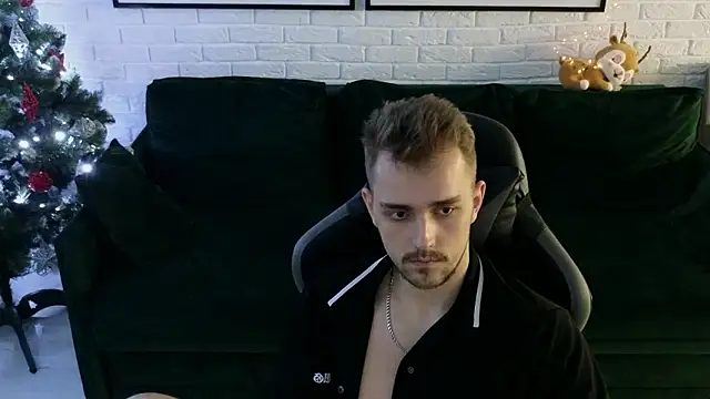 Snapshot of Larstar01 chatting on December 6, 4:36 am Larstar01 online show from December 6, 4:36 am