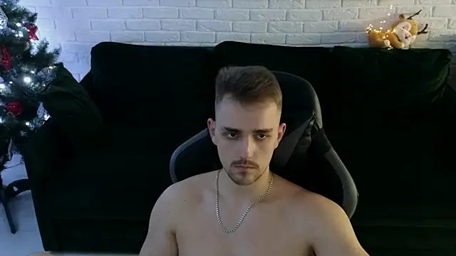 Snapshot of Larstar01 chatting on December 18, 4:42 am Larstar01 online show from December 18, 4:42 am