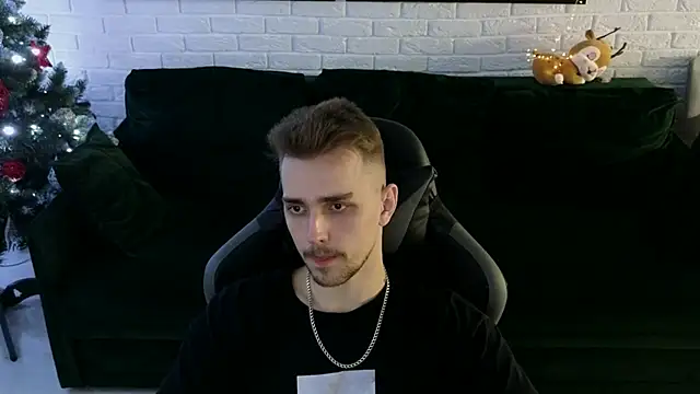 Snapshot of Larstar01 chatting on December 19, 2:34 am Larstar01 online show from December 19, 2:34 am