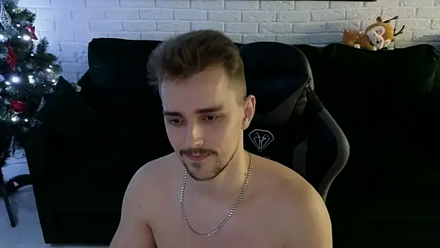 Snapshot of Larstar01 chatting on December 27, 4:47 am Larstar01 online show from December 27, 4:47 am