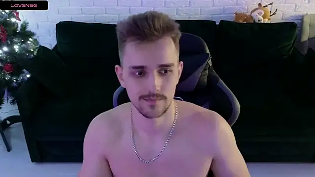 Snapshot of Larstar01 chatting on December 29, 4:48 am Larstar01 online show from December 29, 4:48 am