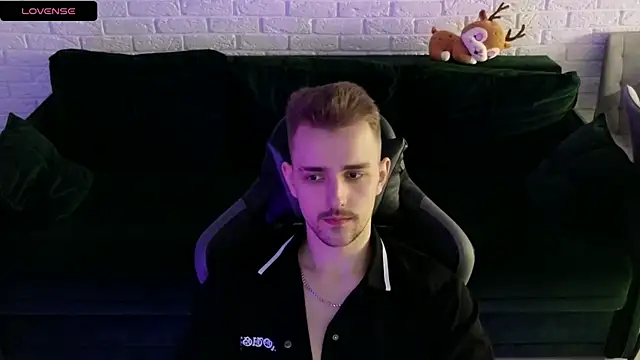 Snapshot of Larstar01 chatting on January 8, 4:23 am Larstar01 online show from January 8, 4:23 am