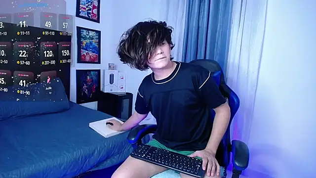 Snapshot of andyboy- chatting on October 1, 11:33 pm andyboy- online show from October 1, 11:33 pm