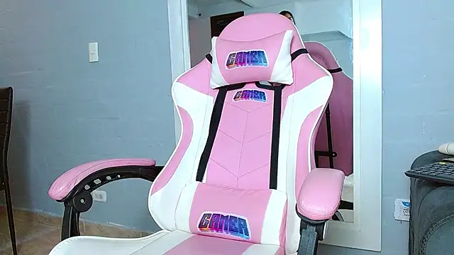 Snapshot of rousebonnett chatting on December 9, 6:57 pm rousebonnett online show from December 9, 6:57 pm