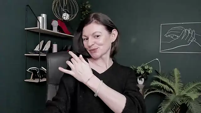 Snapshot of VivianWILD chatting on March 6, 6:43 am VivianWILD online show from March 6, 6:43 am