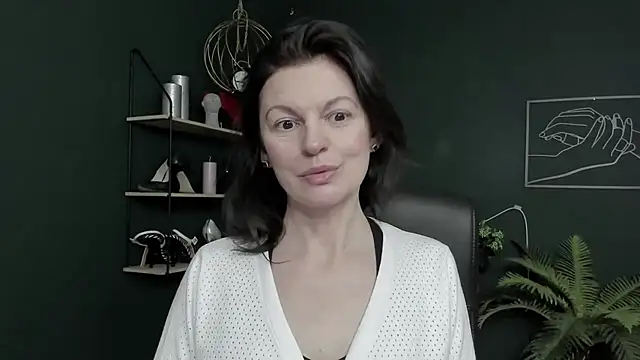 Snapshot of VivianWILD chatting on March 9, 7:56 am VivianWILD online show from March 9, 7:56 am