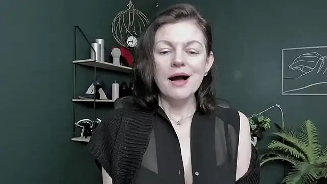 Snapshot of VivianWILD chatting on March 27, 7:47 am VivianWILD online show from March 27, 7:47 am