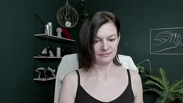 Snapshot of VivianWILD chatting on April 16, 6:03 am VivianWILD online show from April 16, 6:03 am