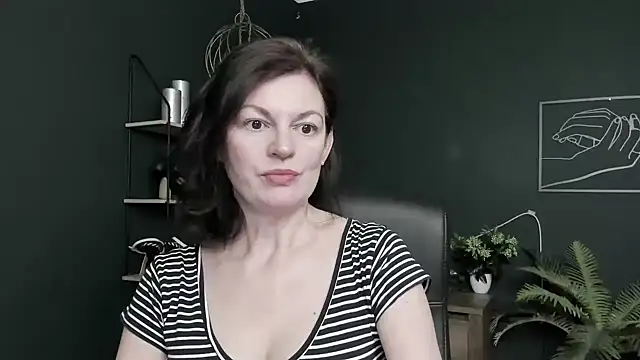 Snapshot of VivianWILD chatting on May 26, 5:47 am VivianWILD online show from May 26, 5:47 am