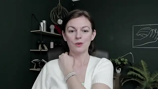 Snapshot of VivianWILD chatting on May 29, 6:44 am VivianWILD online show from May 29, 6:44 am