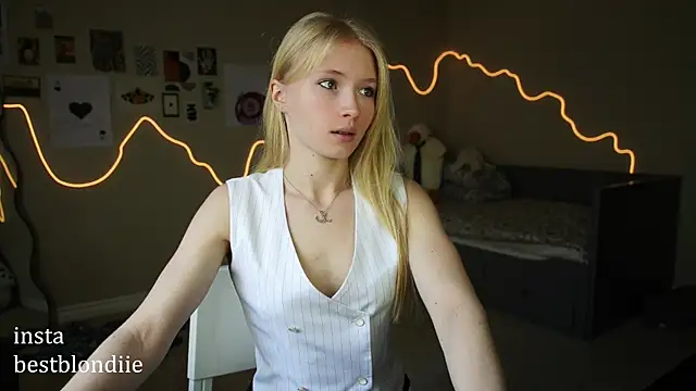 Snapshot of bestblonde chatting on March 3, 5:50 pm bestblonde online show from March 3, 5:50 pm