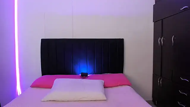 Snapshot of camii_evanss chatting on December 13, 8:26 pm camii evanss online show from December 13, 8:26 pm