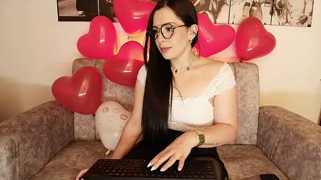 Snapshot of camii_evanss chatting on February 12, 6:19 pm camii evanss online show from February 12, 6:19 pm