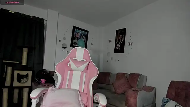 Snapshot of katty_snow chatting on December 22, 12:17 am katty snow online show from December 22, 12:17 am