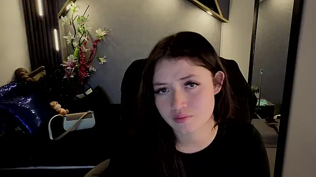 almma shy online show from September 23, 1:36 pm