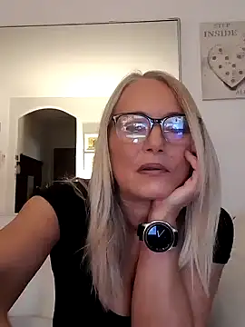 Snapshot of kikkastar chatting on December 3, 1:21 pm kikkastar online show from December 3, 1:21 pm