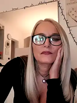 Snapshot of kikkastar chatting on December 16, 8:16 pm kikkastar online show from December 16, 8:16 pm