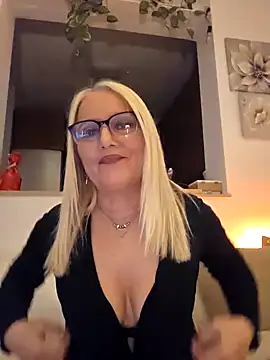 Snapshot of kikkastar chatting on February 17, 8:04 pm kikkastar online show from February 17, 8:04 pm