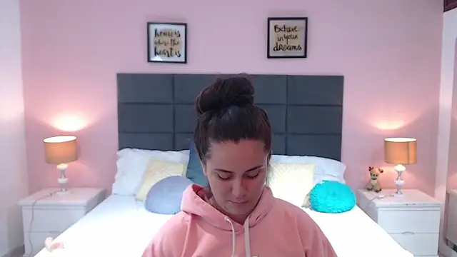 Snapshot of MadisonJenner chatting on February 7, 6:02 pm MadisonJenner online show from February 7, 6:02 pm