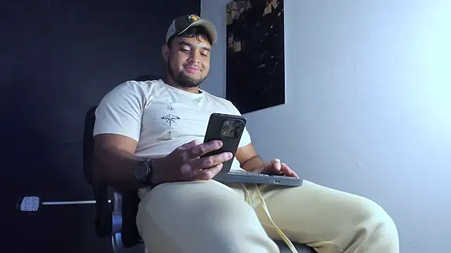 Big furry bear13 online show from May 22, 1:06 pm