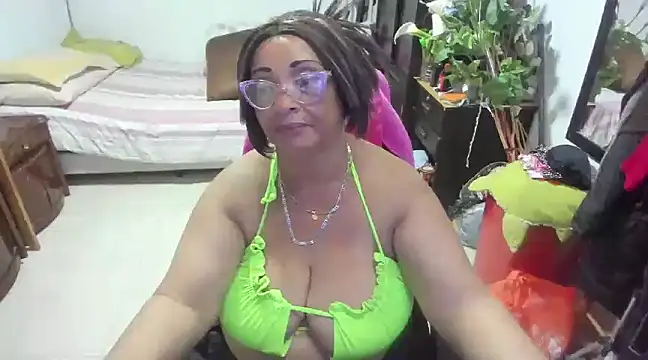Snapshot of Mrs_mommy_ chatting on January 21, 12:57 am Mrs mommy online show from January 21, 12:57 am