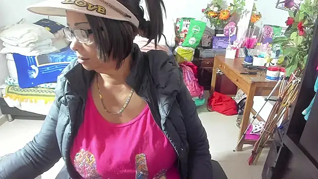 Snapshot of Mrs_mommy_ chatting on September 27, 10:04 pm Mrs mommy online show from September 27, 10:04 pm