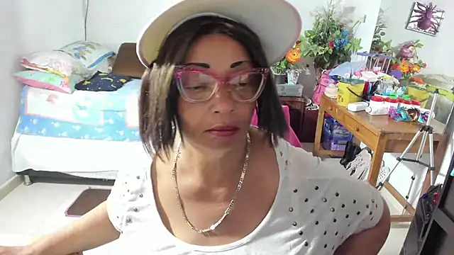Snapshot of Mrs_mommy_ chatting on October 3, 7:44 pm Mrs mommy online show from October 3, 7:44 pm