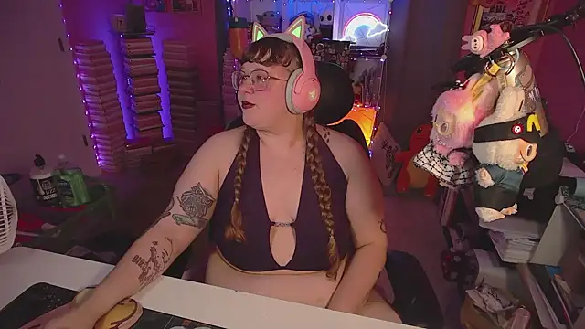 Snapshot of FatVeronica chatting on June 23, 2:31 am FatVeronica online show from June 23, 2:31 am