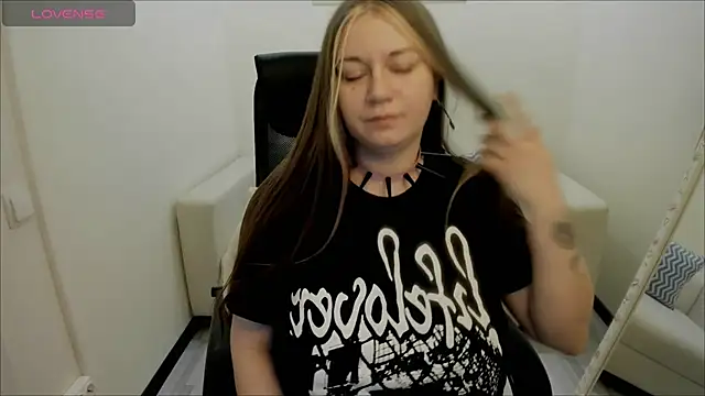 Snapshot of AlisaBacker chatting on December 12, 3:37 pm AlisaBacker online show from December 12, 3:37 pm