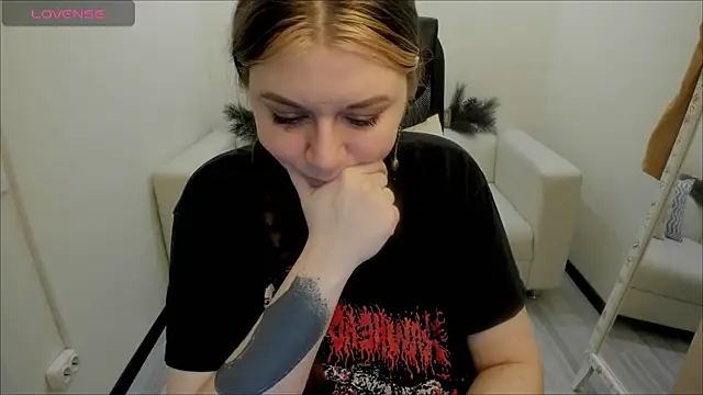 Snapshot of AlisaBacker chatting on December 28, 2:22 am AlisaBacker online show from December 28, 2:22 am