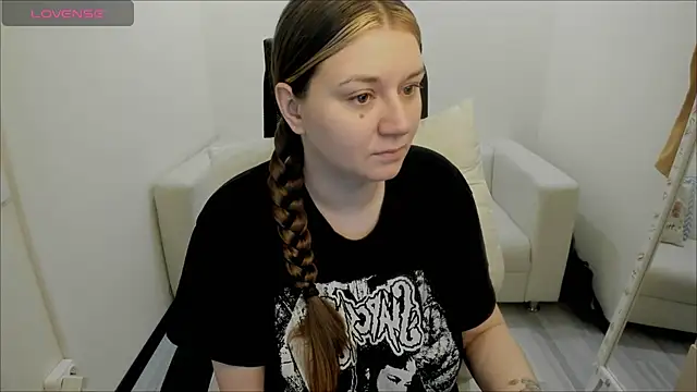 Snapshot of AlisaBacker chatting on January 3, 5:53 pm AlisaBacker online show from January 3, 5:53 pm