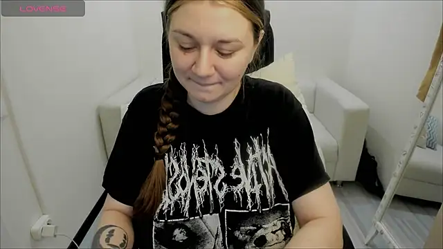 Snapshot of AlisaBacker chatting on January 4, 1:42 am AlisaBacker online show from January 4, 1:42 am