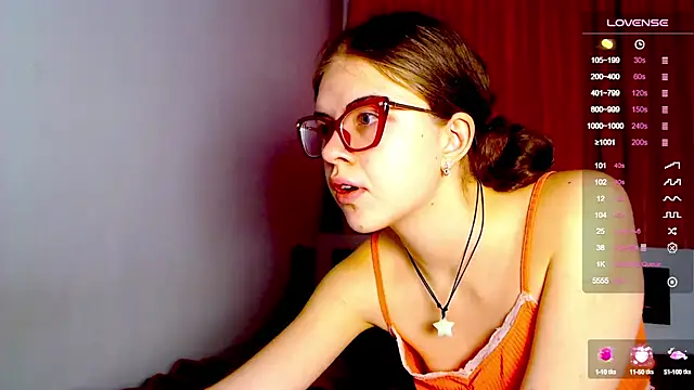 Snapshot of Sarah_HS chatting on December 6, 12:27 pm Sarah HS online show from December 6, 12:27 pm