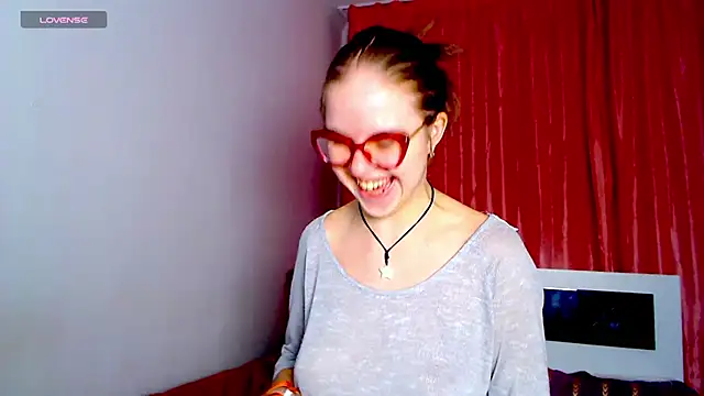 Snapshot of Sarah_HS chatting on December 9, 6:25 pm Sarah HS online show from December 9, 6:25 pm