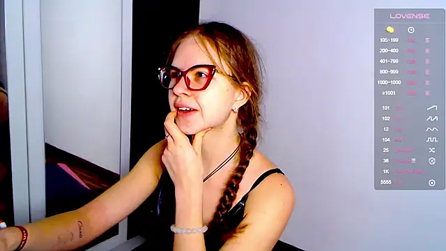 Snapshot of Sarah_HS chatting on December 12, 12:55 pm Sarah HS online show from December 12, 12:55 pm