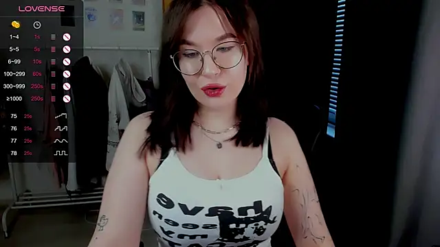 Snapshot of MyNameIsLilith chatting on April 11, 5:12 am MyNameIsLilith online show from April 11, 5:12 am