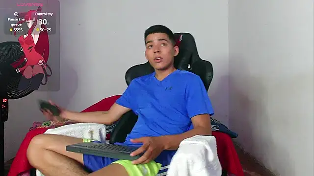 Snapshot of cutes_baby chatting on December 3, 5:09 am cutes baby online show from December 3, 5:09 am