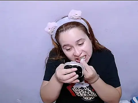 Snapshot of SubLayla01 chatting on April 16, 8:09 pm SubLayla01 online show from April 16, 8:09 pm