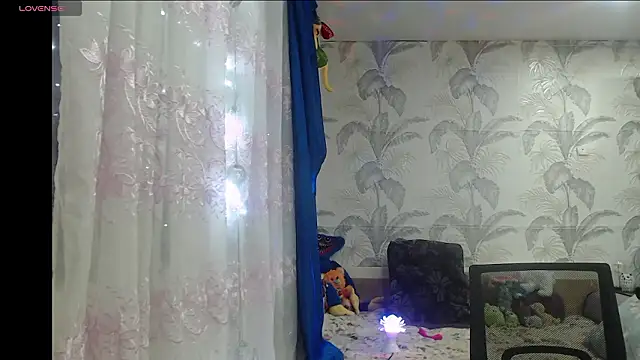 Snapshot of CamDiva113 chatting on February 3, 2:44 pm CamDiva113 online show from February 3, 2:44 pm