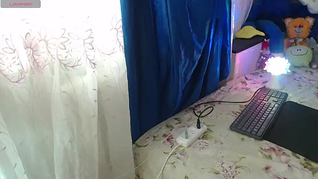 Snapshot of CamDiva113 chatting on March 1, 6:04 am CamDiva113 online show from March 1, 6:04 am