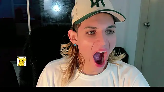 Snapshot of honey_skin chatting on December 22, 7:54 am honey skin online show from December 22, 7:54 am