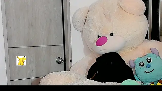 Snapshot of honey_skin chatting on December 24, 4:51 pm honey skin online show from December 24, 4:51 pm